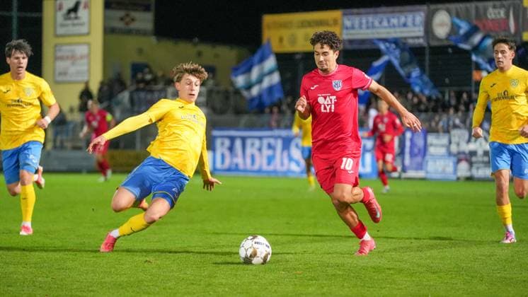 Fußball, Herren, Saison 2025 2026, Regionalliga Nordost, 13. Spieltag, FSV 63 Luckenwalde vs. SV Babelsberg 03, Freitag 24.10.2025, Werner-Seelenbinder-Stadion Luckenwalde, Im Bild: Tim Schleinitz (l. Luckenwalde) und Maurice Covic (r. Babelsberg) Brandenburg Deutschland