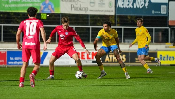 Fußball, Herren, Saison 2025 2026, Regionalliga Nordost, 13. Spieltag, FSV 63 Luckenwalde vs. SV Babelsberg 03, Freitag 24.10.2025, Werner-Seelenbinder-Stadion Luckenwalde, Im Bild: Luis Müller (l. Babelsberg) und Andreas Pollasch (r. Luckenwalde) Brandenburg Deutschland