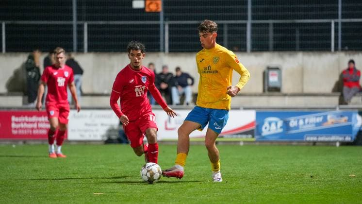 Fußball, Herren, Saison 2025 2026, Regionalliga Nordost, 13. Spieltag, FSV 63 Luckenwalde vs. SV Babelsberg 03, Freitag 24.10.2025, Werner-Seelenbinder-Stadion Luckenwalde, Im Bild: George Didoss (l. Babelsberg) und Tim Maciejewski (r. Luckenwalde) Brandenburg Deutschland