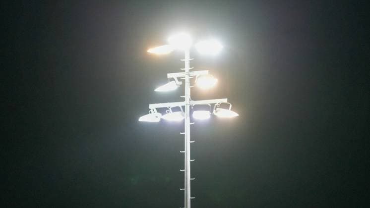 Fußball, Herren, Saison 2025 2026, Regionalliga Nordost, 13. Spieltag, FSV 63 Luckenwalde vs. SV Babelsberg 03, Freitag 24.10.2025, Werner-Seelenbinder-Stadion Luckenwalde, Im Bild: Ein Flutlichtmast strahlt im Werner-Seelenbinder-Stadion. Brandenburg Deutschland