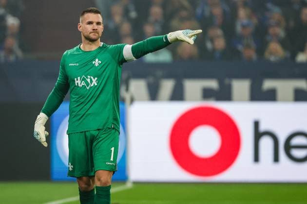 2. Bundesliga - FC Schalke 04 - SV Darmstadt 98 am 24.10.2025 in der Veltins-Arena auf Schalke Torwart Marcel Schuhen (Darmstadt 1) gestikuliert