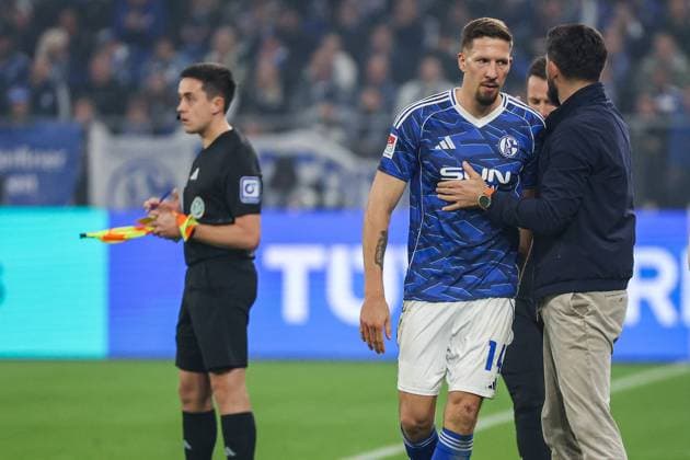2. Bundesliga - FC Schalke 04 - SV Darmstadt 98 am 24.10.2025 in der Veltins-Arena auf Schalke Trainer Miron Muslic (Schalke) umarmt Janik Bachmann (Schalke 14)