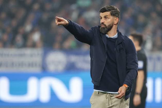 2. Bundesliga - FC Schalke 04 - SV Darmstadt 98 am 24.10.2025 in der Veltins-Arena auf Schalke Trainer Miron Muslic (Schalke) gestikuliert