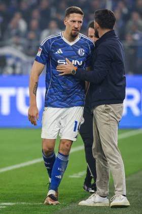 2. Bundesliga - FC Schalke 04 - SV Darmstadt 98 am 24.10.2025 in der Veltins-Arena auf Schalke Trainer Miron Muslic (Schalke) umarmt Janik Bachmann (Schalke 14) bei deren Auswechslung