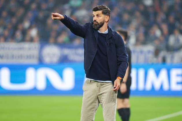 2. Bundesliga - FC Schalke 04 - SV Darmstadt 98 am 24.10.2025 in der Veltins-Arena auf Schalke Trainer Miron Muslic (Schalke) gestikuliert