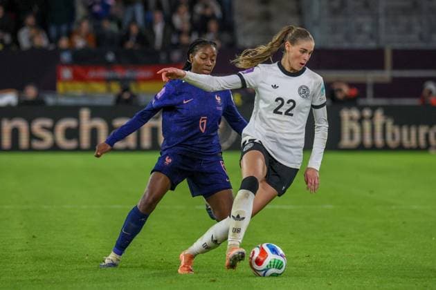 Düsseldorf, Deutschland 24. Oktober 2025: UEFA Nations League Women - 2025 2026 - Deutschland vs. Frankreich Im Bild: v.li. im Zweikampf Oriane Jean-Francois (Frankreich) und Jule Brand (Deutschland) Merkur-Spiel-Arena Nordrhein Westfalen Copyright: xFotostandx xFantinix