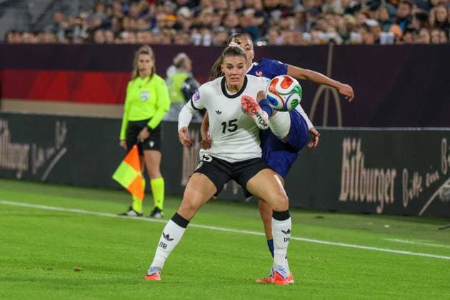 Düsseldorf, Deutschland 24. Oktober 2025: UEFA Nations League Women - 2025 2026 - Deutschland vs. Frankreich Im Bild: v.li. im Zweikampf Selina Cerci (Deutschland) und Selma Bacha (Frankreich) Merkur-Spiel-Arena Nordrhein Westfalen Copyright: xFotostandx xFantinix