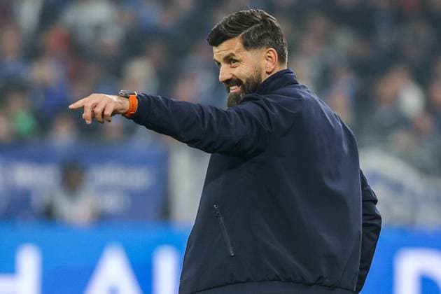 2. Bundesliga - FC Schalke 04 - SV Darmstadt 98 am 24.10.2025 in der Veltins-Arena auf Schalke Trainer Miron Muslic (Schalke) gibt Anweisungen