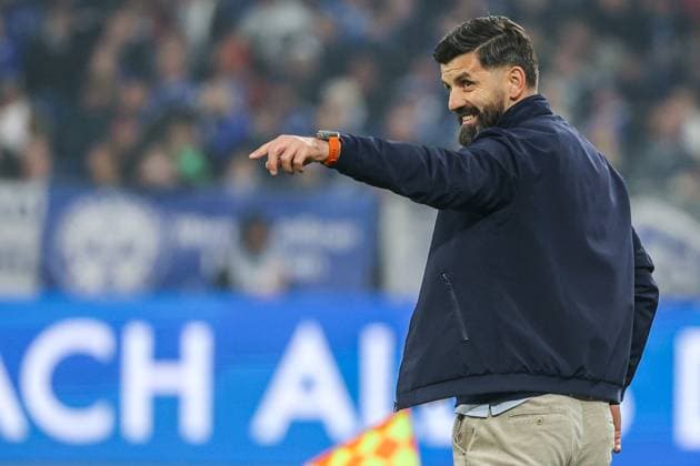 2. Bundesliga - FC Schalke 04 - SV Darmstadt 98 am 24.10.2025 in der Veltins-Arena auf Schalke Trainer Miron Muslic (Schalke) gibt Anweisungen