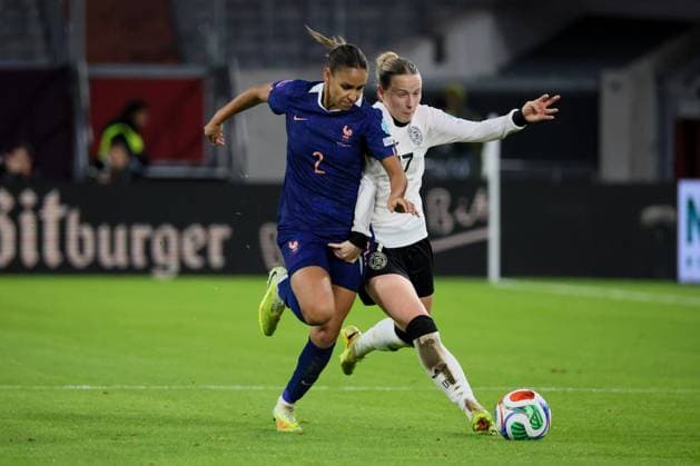 Düsseldorf, Deutschland 24. Oktober 2025: UEFA Nations League Women - 2025 2026 - Deutschland vs. Frankreich Im Bild: v.li. im Zweikampf Maelle Lakrar (Frankreich) und Franziska Kett (Deutschland) Merkur-Spiel-Arena Nordrhein Westfalen Copyright: xFotostandx xFantinix