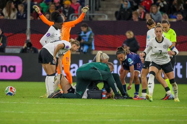 Düsseldorf, Deutschland 24. Oktober 2025: UEFA Nations League Women - 2025 2026 - Deutschland vs. Frankreich Im Bild: Sjoeke Nüsken Nuesken (Deutschland), auf dem Spielfeld liegend, verletzt sich an der Stirn und muss ärztlich behandelt werden Merkur-Spiel-Arena Nordrhein Westfalen Copyright: xFotostandx xFantinix
