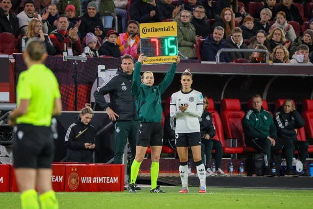 Düsseldorf, Deutschland 24. Oktober 2025: UEFA Nations League Women - 2025 2026 - Deutschland vs. Frankreich Im Bild: Selina Cerci (Deutschland), rechts im Bild, wird für Giulia Gwinn (Deutschland) ausgewechselt Merkur-Spiel-Arena Nordrhein Westfalen Copyright: xFotostandx xFantinix
