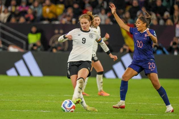 Düsseldorf, Deutschland 24. Oktober 2025: UEFA Nations League Women - 2025 2026 - Deutschland vs. Frankreich Im Bild: v.li. Sjoeke Nüsken Nuesken (Deutschland) und Delphine Cascarino (Frankreich) Merkur-Spiel-Arena Nordrhein Westfalen Copyright: xFotostandx xFantinix