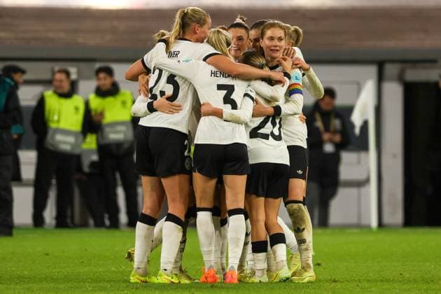 Düsseldorf, Deutschland 24. Oktober 2025: UEFA Nations League Women - 2025 2026 - Deutschland vs. Frankreich Im Bild: Torschützin Klara Bühl Buehl (Deutschland), verdeckt im Bild, macht das Tor zum 1:0 für Deutschland und jubelt mit ihren Mannschaftskolleginnen Merkur-Spiel-Arena Nordrhein Westfalen Copyright: xFotostandx xFantinix