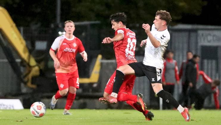 24.10.2025, xfsx, Herren, Fussball, Saison 2025 2026, Regionalliga Bayern, 15. Spieltag: SV Wacker Bughausen - FC Wuerzburger Kickers v.li.: Philipp Ochs (FC Wuerzburger Kickers), Eroll Zejnullahu (FC Wuerzburger Kickers), Denis Ade (SV Wacker Burghausen) Burghausen Wacker-Arena Bayern Deutschland