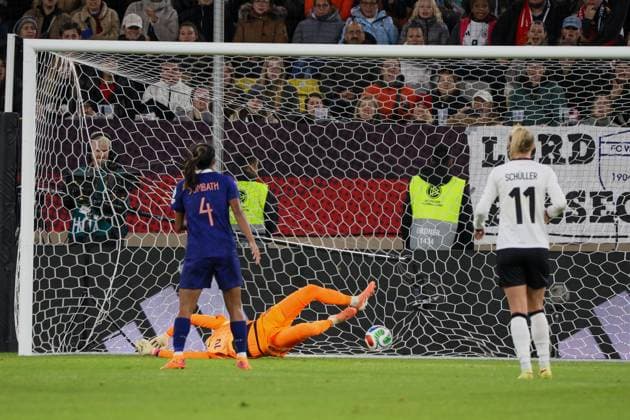 Düsseldorf, Deutschland 24. Oktober 2025: UEFA Nations League Women - 2025 2026 - Deutschland vs. Frankreich Im Bild: Torschützin Klara Bühl Buehl (Deutschland), nicht im Bild, macht das Tor zum 1:0 für Deutschland Merkur-Spiel-Arena Nordrhein Westfalen Copyright: xFotostandx xFantinix