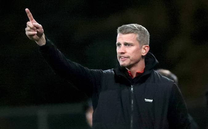 24.10.2025, xfsx, Herren, Fussball, Saison 2025 2026, Regionalliga Bayern, 15. Spieltag: SV Wacker Bughausen - FC Wuerzburger Kickers v.li.: Trainer Lars Bender (SV Wacker Burghausen) gibt Anweisungen, gestikuliert, mit den Armen gestikulieren, gives instructions, gesticulate, Einzelbild Burghausen Wacker-Arena Bayern Deutschland