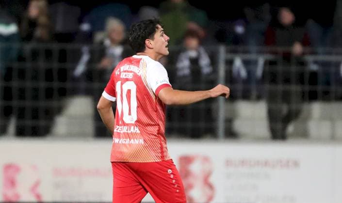 24.10.2025, xfsx, Herren, Fussball, Saison 2025 2026, Regionalliga Bayern, 15. Spieltag: SV Wacker Bughausen - FC Wuerzburger Kickers v.li.: Eroll Zejnullahu (FC Wuerzburger Kickers) gibt Anweisungen, gestikuliert, mit den Armen gestikulieren, gives instructions, gesticulate, Einzelbild Burghausen Wacker-Arena Bayern Deutschland