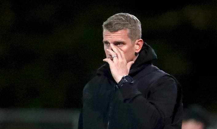 24.10.2025, xfsx, Herren, Fussball, Saison 2025 2026, Regionalliga Bayern, 15. Spieltag: SV Wacker Bughausen - FC Wuerzburger Kickers v.li.: Trainer Lars Bender (SV Wacker Burghausen) enttaeuscht schauend, Enttaeuschung, disappointed, Einzelbild Burghausen Wacker-Arena Bayern Deutschland