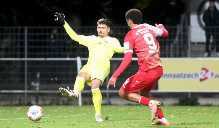 24.10.2025, xfsx, Herren, Fussball, Saison 2025 2026, Regionalliga Bayern, 15. Spieltag: SV Wacker Bughausen - FC Wuerzburger Kickers v.li.: Markus Schoeller (SV Wacker Burghausen), Jermain Nischalke (FC Wuerzburger Kickers) Burghausen Wacker-Arena Bayern Deutschland