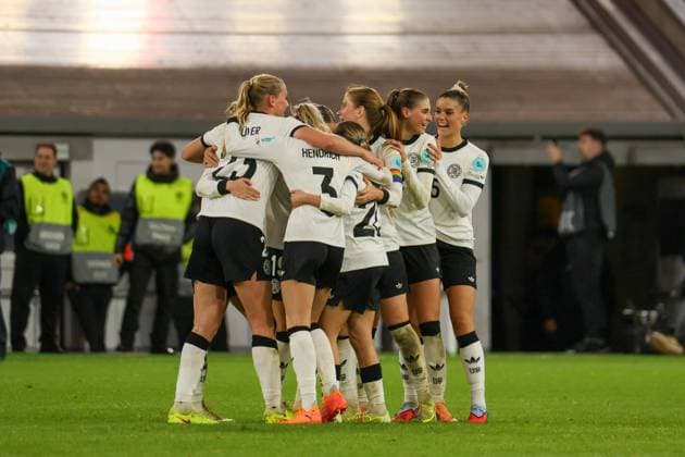 Düsseldorf, Deutschland 24. Oktober 2025: UEFA Nations League Women - 2025 2026 - Deutschland vs. Frankreich Im Bild: Torschützin Klara Bühl Buehl (Deutschland), verdeckt im Bild, macht das Tor zum 1:0 für Deutschland und jubelt mit ihren Mannschaftskolleginnen Merkur-Spiel-Arena Nordrhein Westfalen Copyright: xFotostandx xFantinix