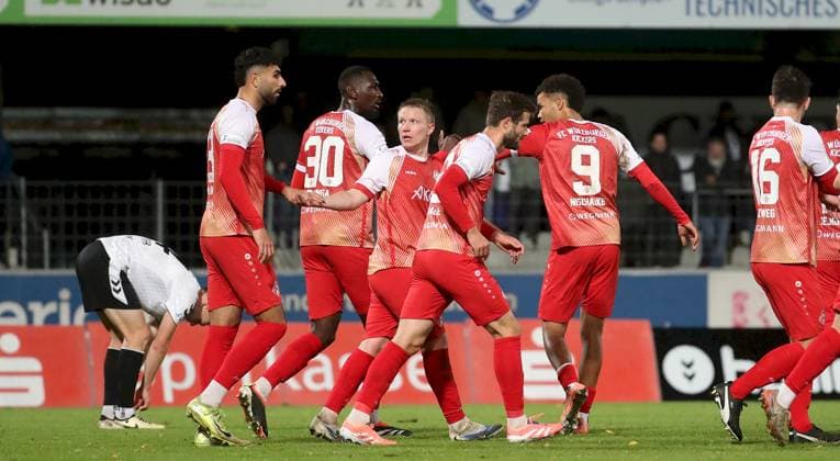 24.10.2025, xfsx, Herren, Fussball, Saison 2025 2026, Regionalliga Bayern, 15. Spieltag: SV Wacker Bughausen - FC Wuerzburger Kickers v.li.: Spieler des FC Wuerzburger Kickers mit Torjubel, celebrate the goal, goal celebration, Jubel ueber das Tor zum 1:1 durch Jermain Nischalke (FC Wuerzburger Kickers) Burghausen Wacker-Arena Bayern Deutschland