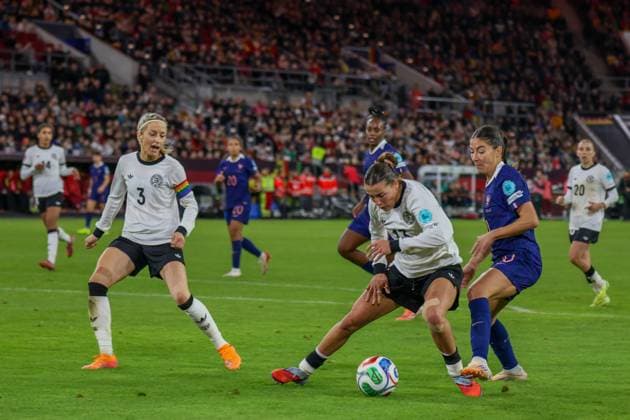 Düsseldorf, Deutschland 24. Oktober 2025: UEFA Nations League Women - 2025 2026 - Deutschland vs. Frankreich Im Bild: v.li. im Zweikampf Kathrin Hendrich (Deutschland), Carlotta Wamser (Deutschland) und Clara Mateo (Frankreich) Merkur-Spiel-Arena Nordrhein Westfalen Copyright: xFotostandx xFantinix