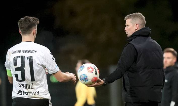 24.10.2025, xfsx, Herren, Fussball, Saison 2025 2026, Regionalliga Bayern, 15. Spieltag: SV Wacker Bughausen - FC Wuerzburger Kickers v.li.: Christoph Schulz (SV Wacker Burghausen), Trainer Lars Bender (SV Wacker Burghausen) Burghausen Wacker-Arena Bayern Deutschland