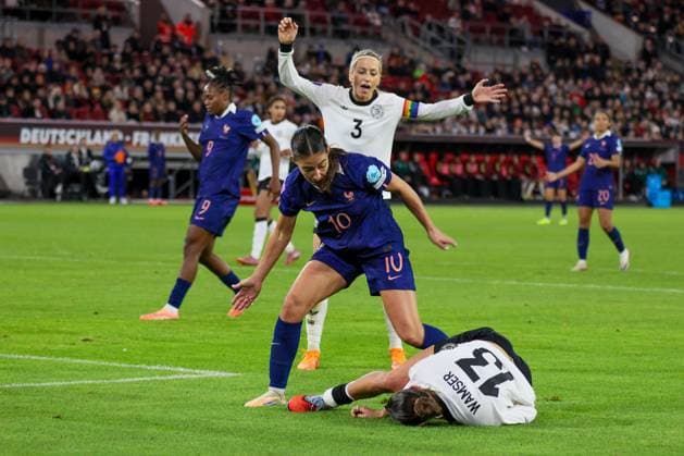 Düsseldorf, Deutschland 24. Oktober 2025: UEFA Nations League Women - 2025 2026 - Deutschland vs. Frankreich Im Bild: v.li. im Zweikampf Kathrin Hendrich (Deutschland), Carlotta Wamser (Deutschland) und Clara Mateo (Frankreich) Merkur-Spiel-Arena Nordrhein Westfalen Copyright: xFotostandx xFantinix