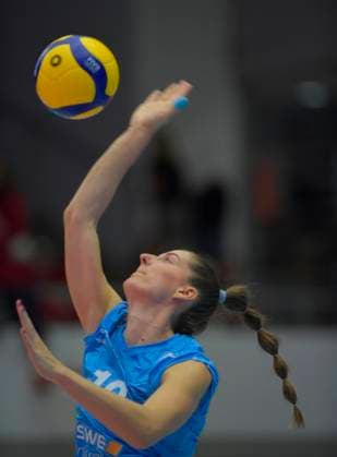 24.10.2025, Wiesbadens Laura Broekstra beim Aufschlag, Volleyball, 1. Bundesliga, Dresdner SC - VC Wiesbaden, (c) Dresden