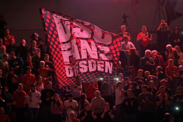 24.10.2025, DSC-Fans mit Fahne, Volleyball, 1. Bundesliga, Dresdner SC - VC Wiesbaden, (c) Dresden