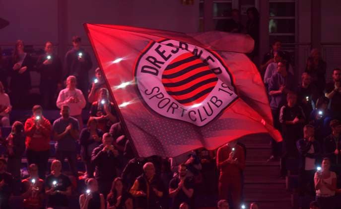 24.10.2025, DSC-Fans mit Fahne, Volleyball, 1. Bundesliga, Dresdner SC - VC Wiesbaden, (c) Dresden