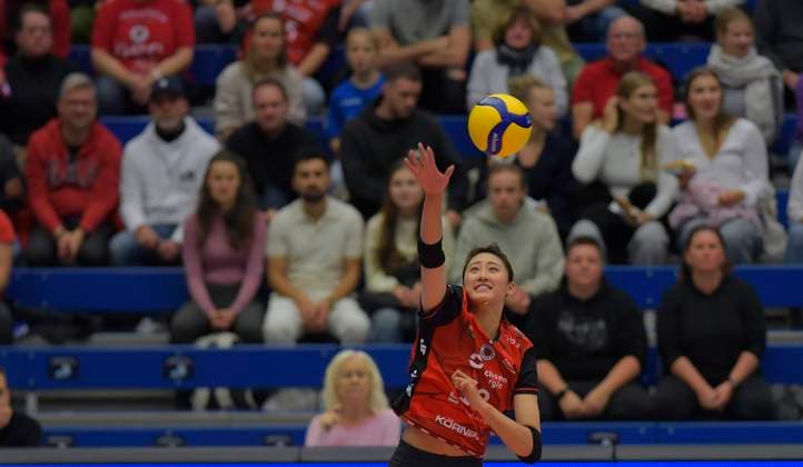 24.10.2025, Drresdens Miku Akimoto beim Aufschlag, Volleyball, 1. Bundesliga, Dresdner SC - VC Wiesbaden, (c) Dresden