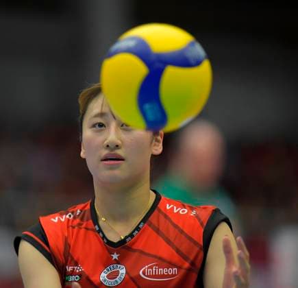24.10.2025, Dresdens Miku Akimoto mit Ball, Volleyball, 1. Bundesliga, Dresdner SC - VC Wiesbaden, (c) Dresden