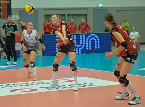 24.10.2025, Annahme Jette Kuipers, links Patricia Nestler, rechts Miku Akimoto, Volleyball, 1. Bundesliga, Dresdner SC - VC Wiesbaden, (c) Dresden