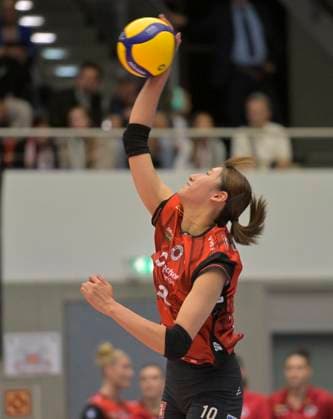 24.10.2025, Dresdens Miku Akimoto beim Aufschlag, Volleyball, 1. Bundesliga, Dresdner SC - VC Wiesbaden, (c) Dresden