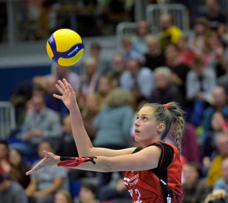 24.10.2025, Dresdens Mette Pfeffer beim Aufschlag, Volleyball, 1. Bundesliga, Dresdner SC - VC Wiesbaden, (c) Dresden