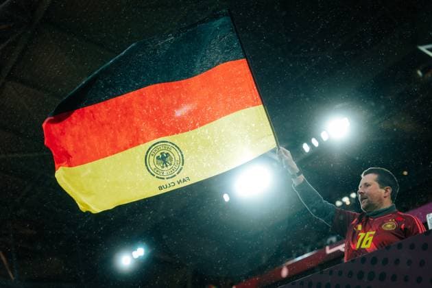 24.10.25, Frauen, Fussball, UEFA Womens Nations League, Halbfinale, Saison 2025, Deutschland - Frankreich Fan auf der Tribüne mit Deutschland Fahne im Regen Düsseldorf MERKUR SPIEL-ARENA NRW Deutschland