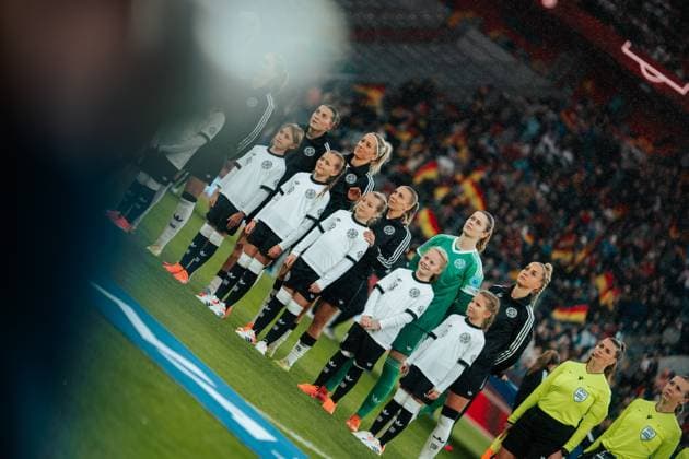 24.10.25, Frauen, Fussball, UEFA Womens Nations League, Halbfinale, Saison 2025, Deutschland - Frankreich Deutsche Mannschaft bei der Hymne Carlotta Wamser ( 13), Kathrin Hendrich ( 3), Elisa Senss ( 20), Stina Johannes ( 1), Giulia Gwinn ( 7) (von links) Düsseldorf MERKUR SPIEL-ARENA NRW Deutschland