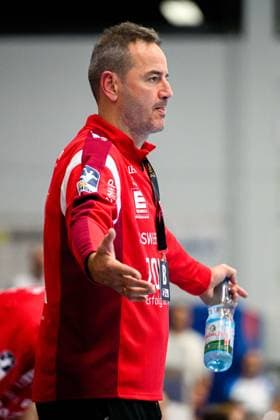 Huettenberg: HBL - 25 26 - TV Huettenberg - SG BBM Bietigheim Trainer Iker Romero (Bietigheim) Gestik Geste gestikuliert Huettenberg Sportzentrum Deutschland