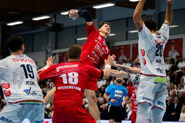 Huettenberg: HBL - 25 26 - TV Huettenberg - SG BBM Bietigheim v.li. Vit Reichl (Huettenberg), Fabian Wiederstein (Bietigheim), Fynn Nicolaus (Bietigheim) beim Wurfm, Leif Haack (Huettenberg) Huettenberg Sportzentrum Deutschland