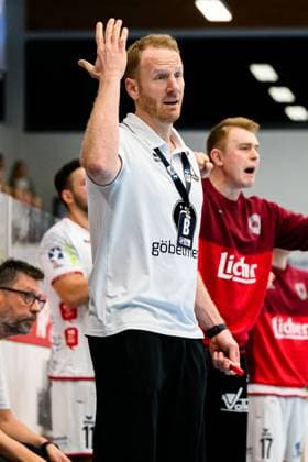 Huettenberg: HBL - 25 26 - TV Huettenberg - SG BBM Bietigheim Trainer Stefan Kneer (Huettenberg) Gestik Geste gestikuliert Huettenberg Sportzentrum Deutschland