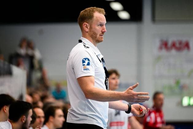 Huettenberg: HBL - 25 26 - TV Huettenberg - SG BBM Bietigheim Trainer Stefan Kneer (Huettenberg) Huettenberg Sportzentrum Deutschland