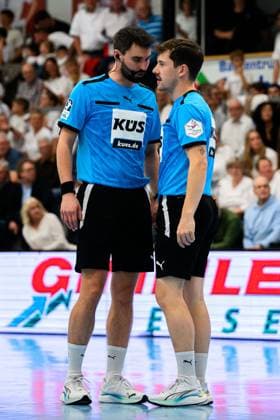 Huettenberg: HBL - 25 26 - TV Huettenberg - SG BBM Bietigheim v.li. Schiedsrichter Fabian Riedel und Rick Herrmann Huettenberg Sportzentrum Deutschland