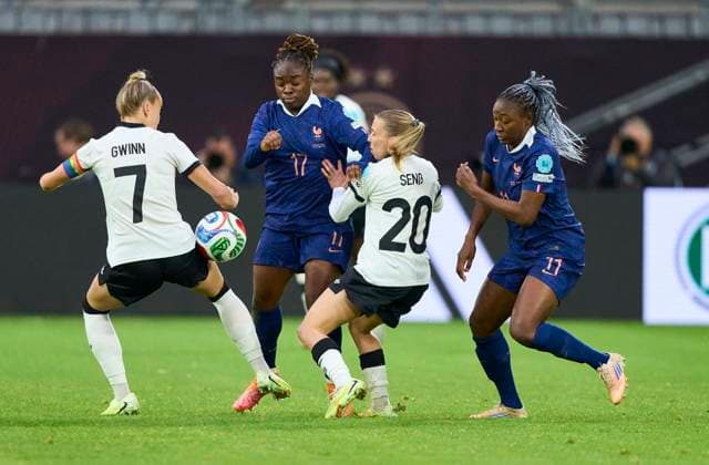 Giulia Gwinn of Germany Elisa Senss, Senß of Germany compete for the ball, tackling, duel, header, zweikampf, action, fight against Sandy Baltimore of France Kadidiatou Diani of France in the Women s Nations League 2025 Semi-Final first leg match GERMANY - FRANCE 1-0 on October 24, 2025 in Düsseldorf, Germany. Season 2025 2026