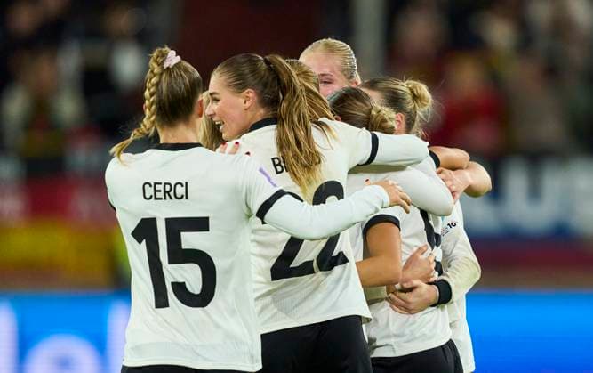 Klara Bühl of Germany celebrates his her 1-0 goal, happy, laugh, celebration, with Jule Brand of Germany Kathrin-Julia Hendrich of Germany Camilla Küver of Germany Sjoeke Nüsken of Germany Celina Cerci of Germany in the Women s Nations League 2025 Semi-Final first leg match GERMANY - FRANCE 1-0 on October 24, 2025 in Düsseldorf, Germany. Season 2025 2026
