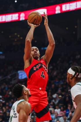 October 24, 2025, Toronto, On, Canada: Toronto Raptors Scottie Barnes (4) shoots during first half NBA, Basketball Herren, USA basketball action against the Milwaukee Bucks in Toronto on Friday, October 24, 2025. Canada News - October 24, 2025  - ZUMAc35_ 20251024_zaf_c35_046 Copyright: xNickxIwanyshynx