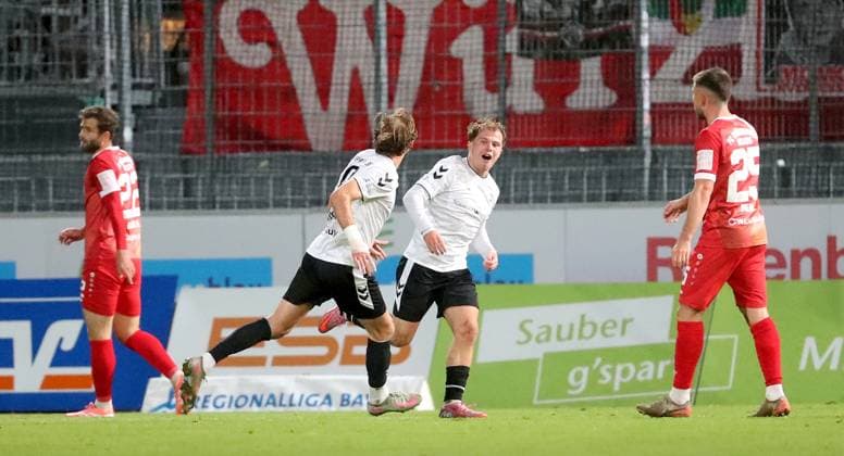 24.10.2025, xfsx, Herren, Fussball, Saison 2025 2026, Regionalliga Bayern, 15. Spieltag: SV Wacker Bughausen - FC Wuerzburger Kickers v.li.: Daniel Haegele (FC Wuerzburger Kickers), Felix Bachschmid (SV Wacker Burghausen), Tom Sanne (SV Wacker Burghausen) mit Torjubel, celebrate the goal, goal celebration, Jubel ueber das Tor zum 1:0, Dominik Meisel (FC Wuerzburger Kickers) Burghausen Wacker-Arena Bayern Deutschland