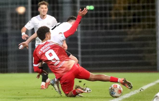 24.10.2025, xfsx, Herren, Fussball, Saison 2025 2026, Regionalliga Bayern, 15. Spieltag: SV Wacker Bughausen - FC Wuerzburger Kickers v.li.: Lukas Walchhuetter (SV Wacker Burghausen), Christoph Schulz (SV Wacker Burghausen), Jermain Nischalke (FC Wuerzburger Kickers) Burghausen Wacker-Arena Bayern Deutschland