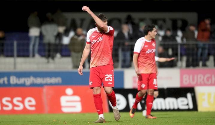 24.10.2025, xfsx, Herren, Fussball, Saison 2025 2026, Regionalliga Bayern, 15. Spieltag: SV Wacker Bughausen - FC Wuerzburger Kickers v.li.: Dominik Meisel (FC Wuerzburger Kickers), Eroll Zejnullahu (FC Wuerzburger Kickers) enttaeuscht schauend, Enttaeuschung, disappointed Burghausen Wacker-Arena Bayern Deutschland